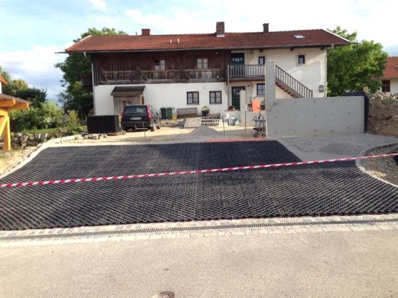Verlegung des Ankergitter AG60 zur ökologischen und versiegelungsfreien Pflasterung einer Hofeinfahrt