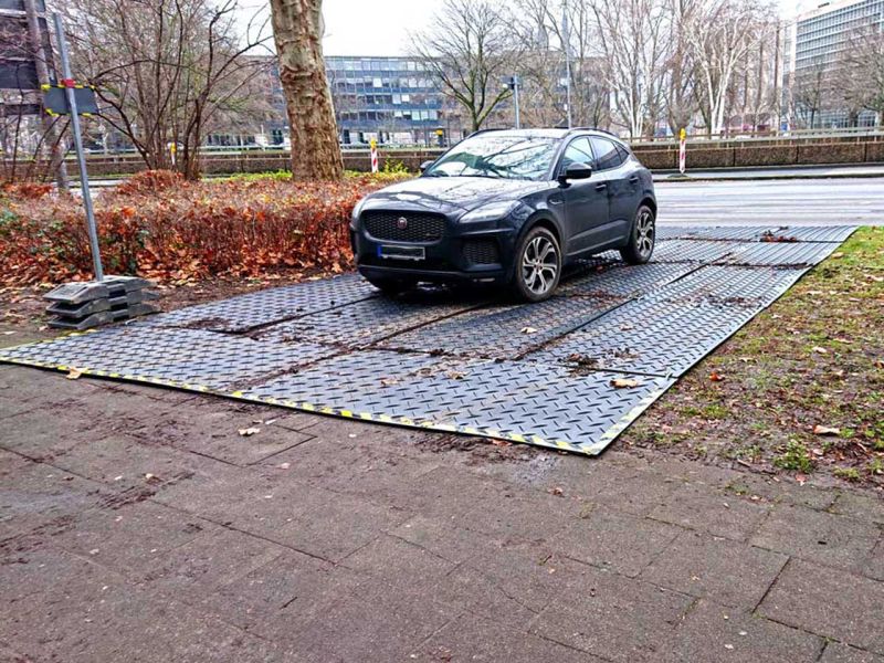 Fahrplatten als Baustellenzufahrt zur Errichtung eines Fassadengerüst. Gerüstbau in Langenfeld, Düsseldorf.