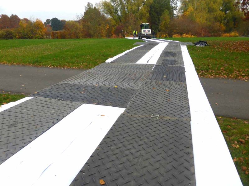 Fahrplatten als mobile Baustraße im Rohrleitungsbau in Giessen