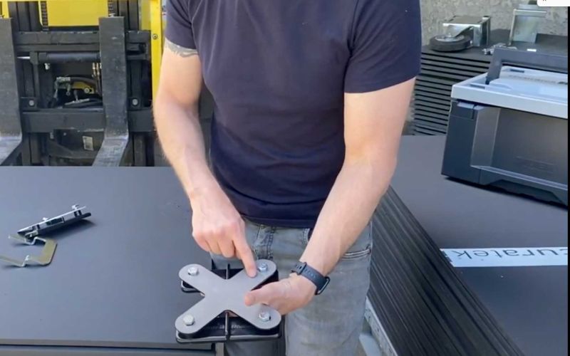 Worauf kommt bei Kauf von Fahrplatten-Sets an? Wir sagen Ihnen warum Grifflöcher keinen Sinn machen, worauf es beim Verbinden der Platten ankommt, und welche Vorteile unsere SmartStore Transportgestell bietet.