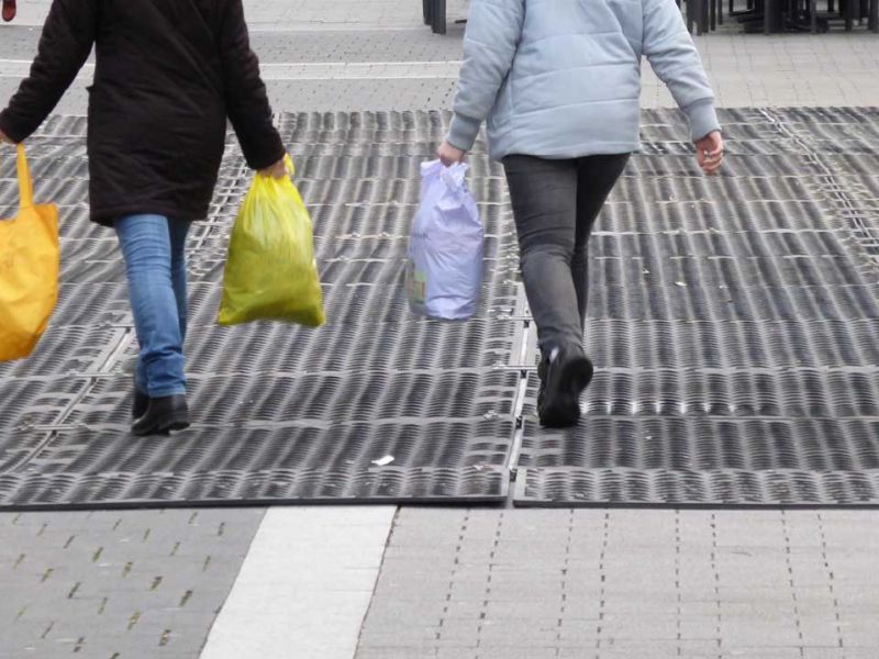 Mobile Baustraße als Pflasterschutz in der Fußgängerzone in Gießen