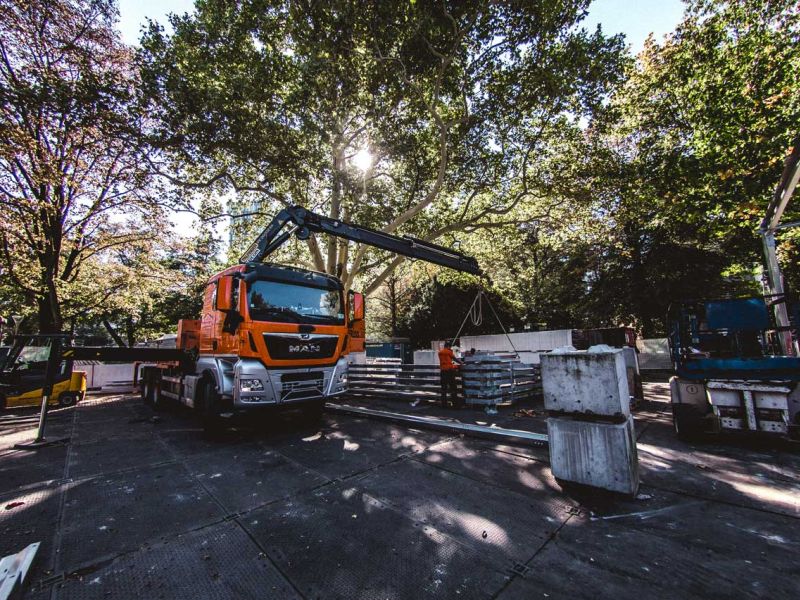 Lastverteilende Bodenschutzplatten als tragfähiger Unterboden zur Errichtung einer temporär genutzten Stahlhalle als Eventzelt