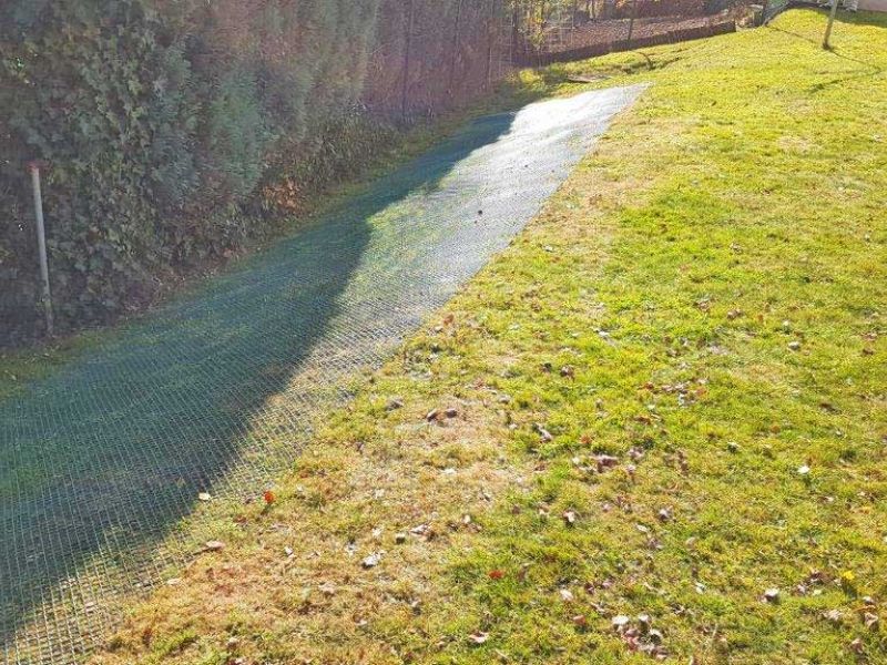 Rasennetz als Traktionshilfe für Mähroboter und Robomower in schwierigem Gelände mit Gefälle, Steigung und Neigung