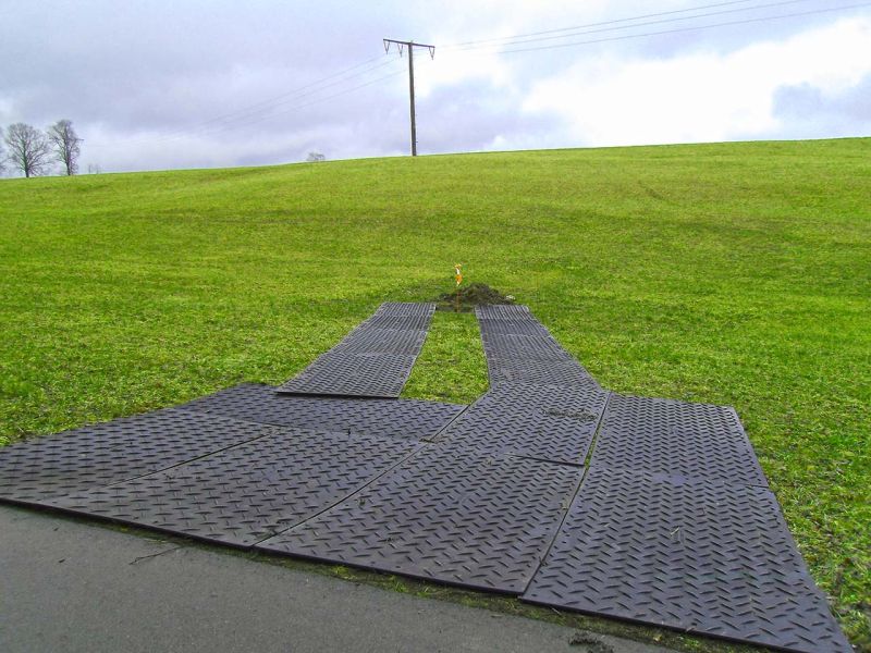 s:tek 48 Hochleistungs-Bodenschutzplatte als Mobile Baustraße beim Rohrleitungsbau bei Creußen in Bayern