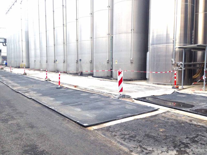 Mobile Fahrstraße zum Schutz einer neuen asphaltierten Fahrfläche