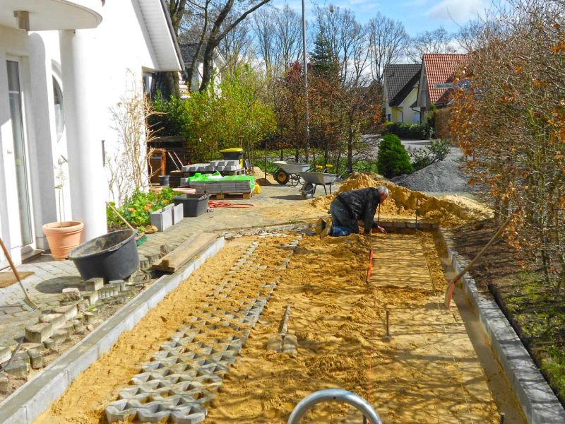 Anlegen einer stabilisierten Hof und PKW Stellfläche mit den Kieswaben KW50