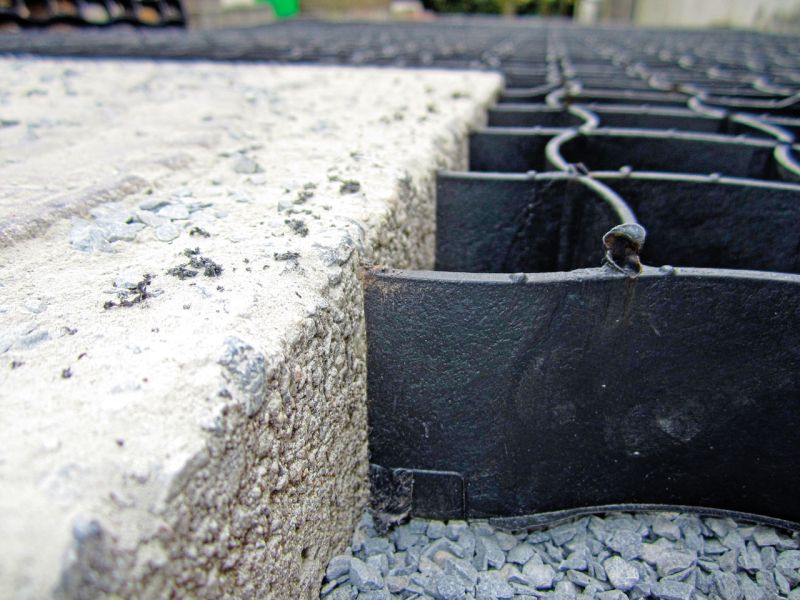 Verlegen und Verfüllen des Bodengitter BG50 für Hof und Einfahrt