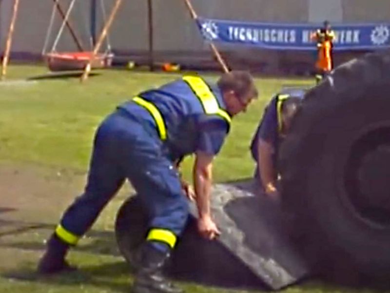 THW prüft Bodenschutzplatten auf Bruchfestigkeit und Elastizität