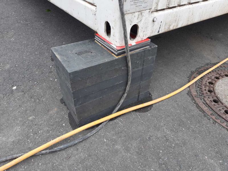 Niveauausgleich von Bürocontainern mithilfe von gestapelten Unterlegplatten