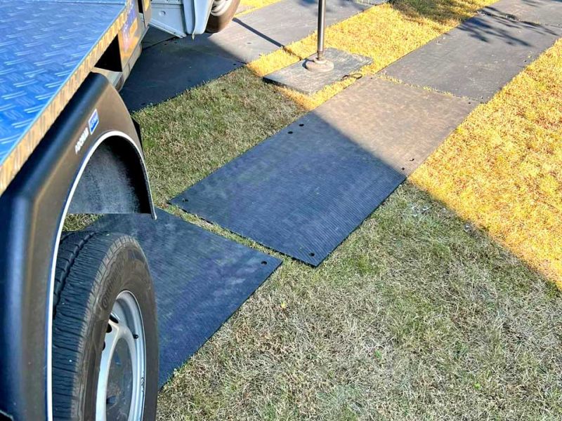 Wie man es schafft keine Fahrspuren auf dem Rasen zu hinterlassen