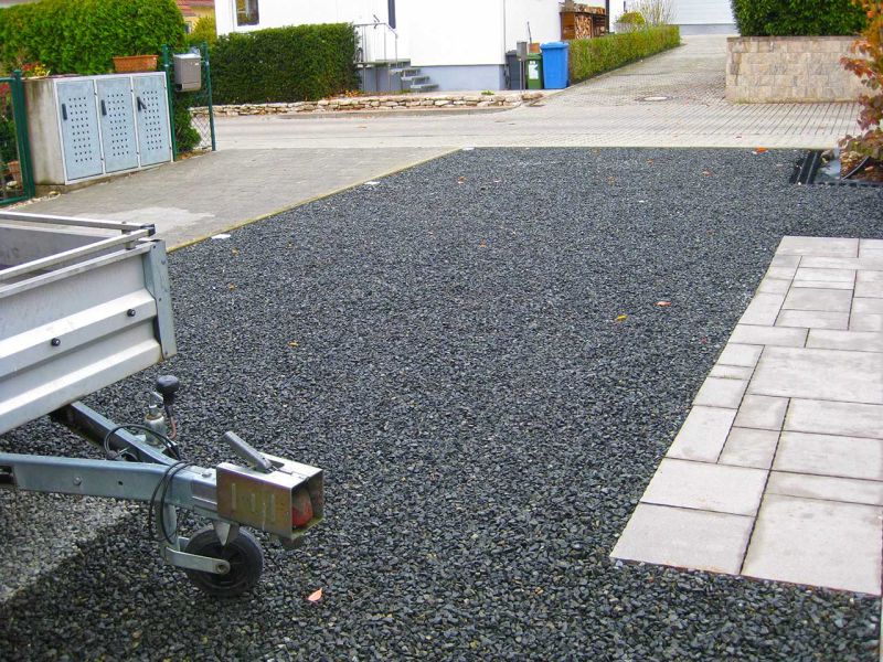 Umgestaltung einer Rasenfläche in eine befestigte und befahrbare Hof- und Gartenzufahrt mit der Kiesmatte KM30