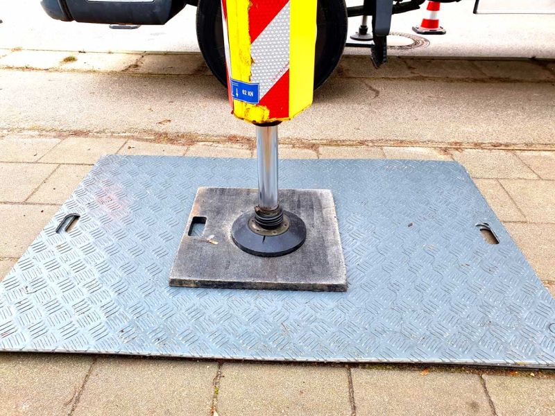 Kunststoff-Fahrplatte zur Lastverteilung unter der Abstützung eines LKW-Krans.