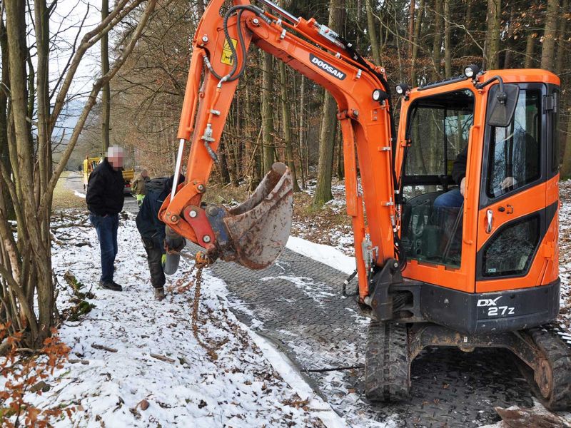 Mobile Baustraße Telekom-Baustelle Esselbach im Steigerwald mit der s:tek 48 Bodenschutzplatte