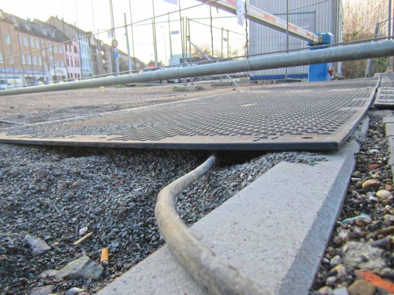 s:tek Bodenschutzplatte auf Kies verlegt. Die Platte schafft eine ebene Oberfläche, um den Untergrund zu stabilisieren.