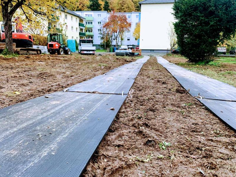 v:tek Fahrplatten-Set als Fahrspur mit Kunststoff Überfahrplatten im Gartenbau & Landschaftsbau