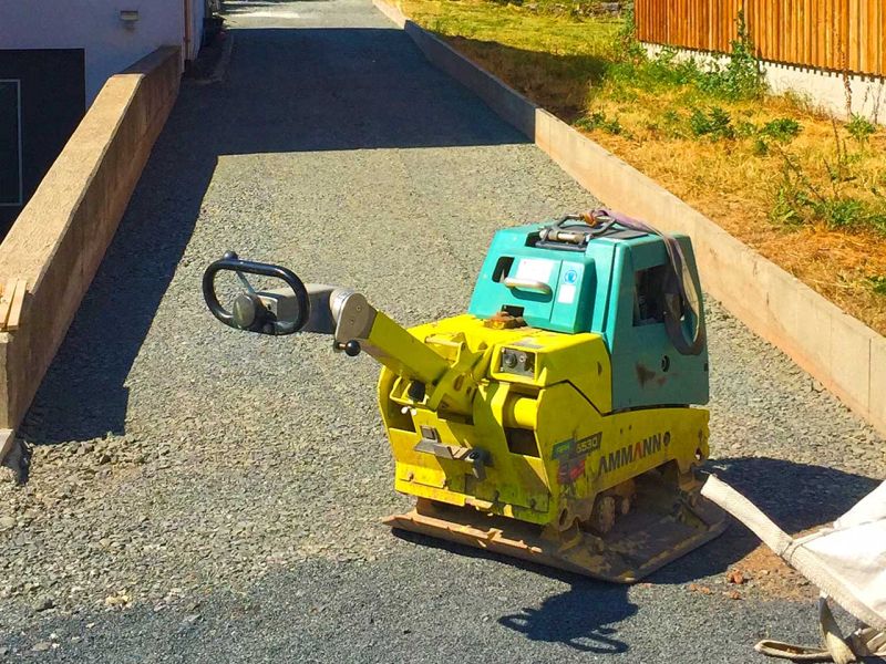 Begrünte Hofeinfahrt & Wohnwagen Stellplatz mit dem Bodengitter BG50 stabilisieren