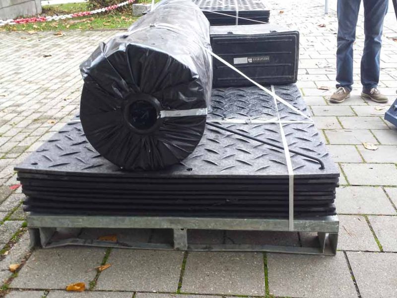 Fahrplatten als temporärer Parkplatz auf einer Rasenfläche