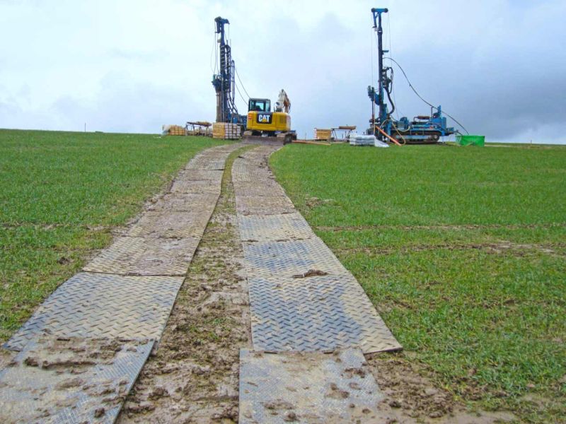 Fahrstrasse für geologische Bohrungen im Gelände mit Bodenschutzplatten