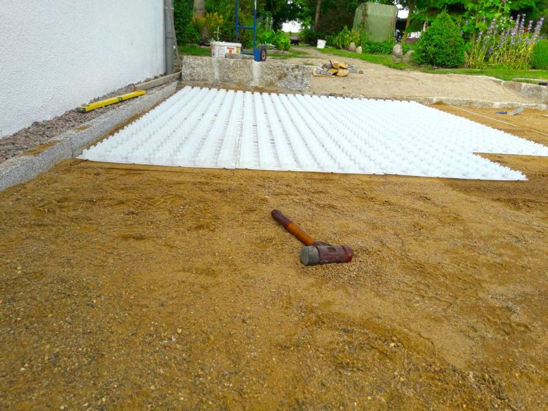 Sie möchten eine Kiesfläche als Stellplatz für ihren PKW anlegen ohne das Spurrillen durch die Befahrung entstehen? Wir empfehlen das Premium Kiesgitter KG30!