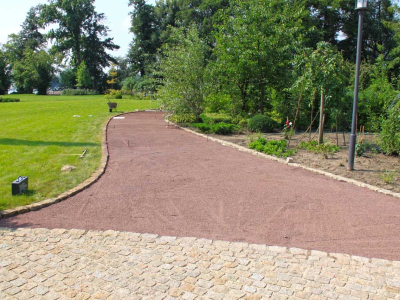 Verlegen und verfüllen des Kiesgitter KG30 für einen Gartenweg aus Kies