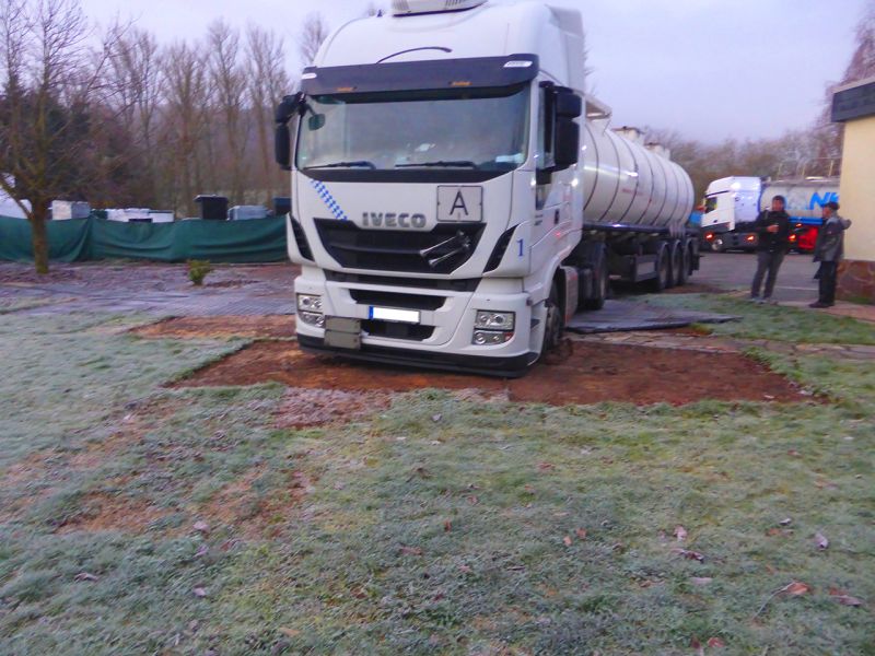 Spontane „Bergeaktion“ eines 40t LKW mit der Secu XL150 Schwerlast Baustraße auf einer aufgeweichten Wiese