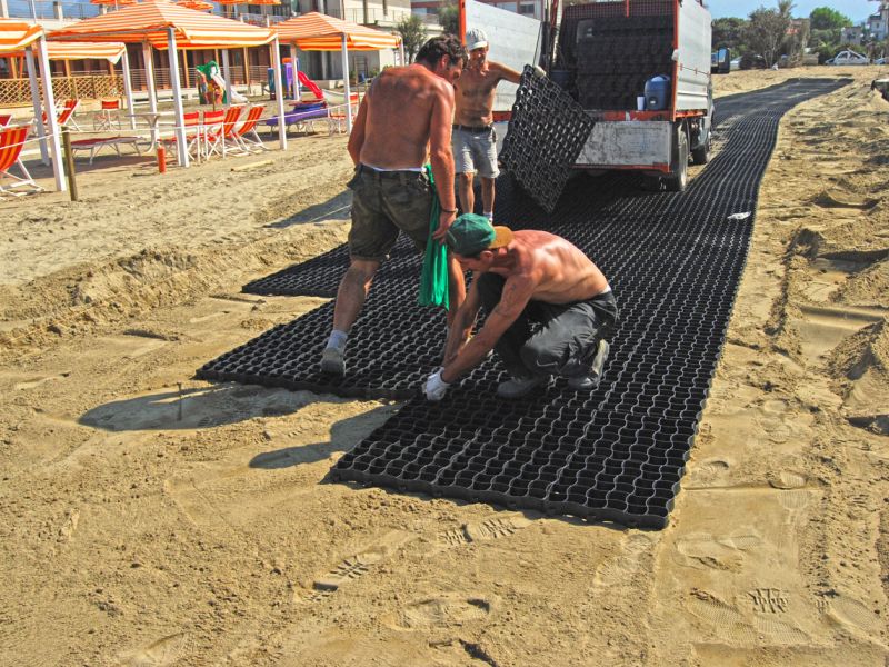 Bodengitter BG50 zur Herstellung eines befestigten Weg für Fahrzeuge und Anhänger auf Sand