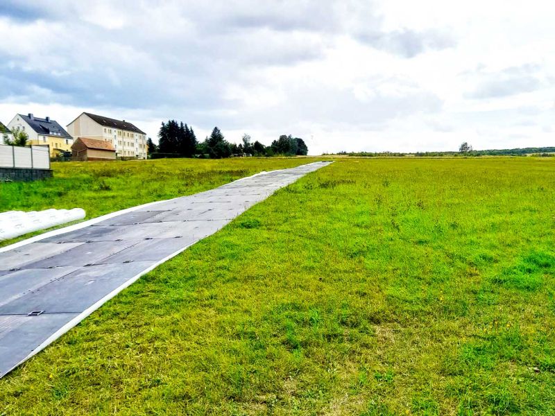 3-spurige Baustrasse für ökologische Ausgleichmaßnahmen der Bachverrohrung entlang der Autobahn A72