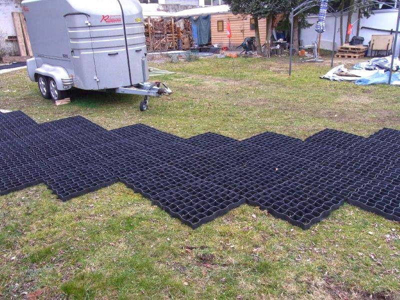 Befestigung eines Gartenweg ohne Unterbau mit Bodengitter BG50