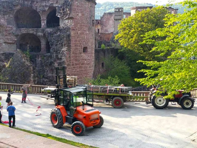 Fahrplatten zum Schutz des Rasen im Schlosspark Heidelberg für ein Event