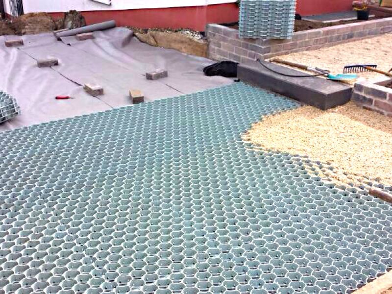 Verlegen und verfüllen der Bodenwabe BW40 zur Befestigung von Kieswegen