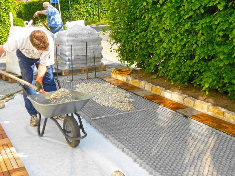 Anlegen einer stabilisierten Hof und PKW Stellfläche mit den Kieswaben KW50