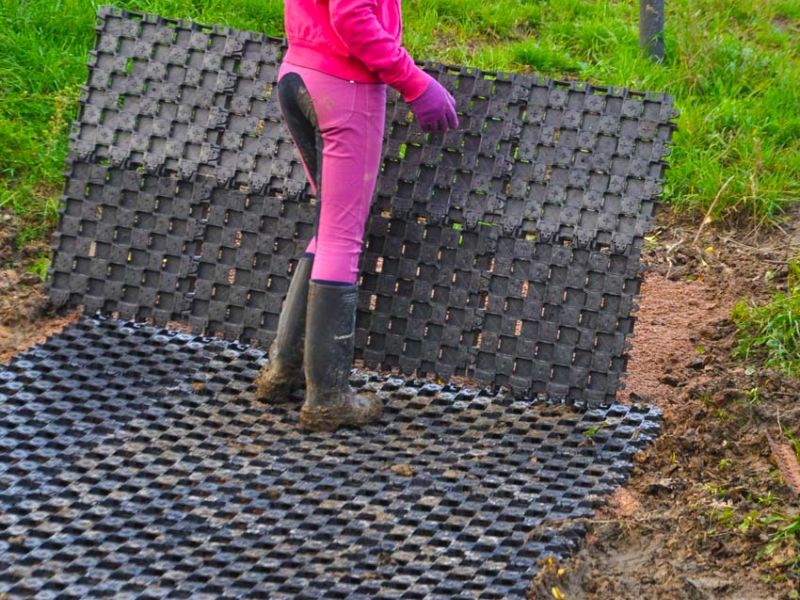 Befestigung eines steilen Weidezugang in Hanglage ohne Unterbau mit den Paddockplatten PP60