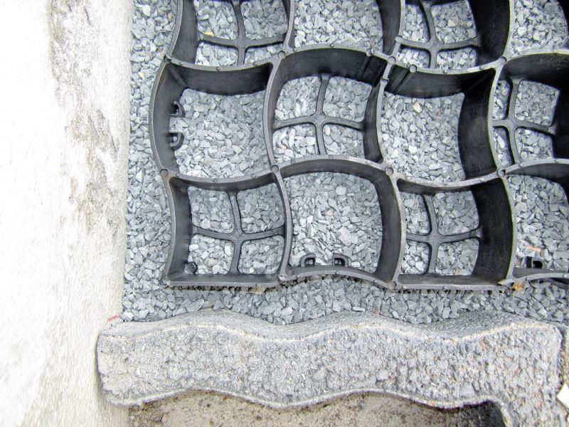 Verlegen und Verfüllen des Bodengitter BG50 für Hof und Einfahrt