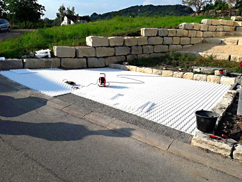 Verlegen des Kiesgitters KG30 zur Herstellung eines unversiegelten PKW Stellplatzes mit Jura Schotter