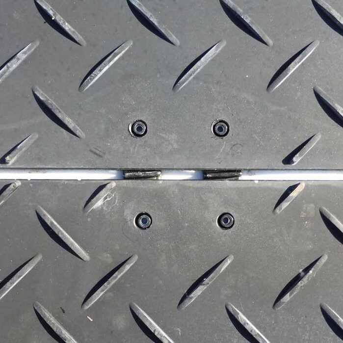 Kunststoff Verbinder zum verbinden und koppeln von Fahrplatten bzw. Bodenschutzplatten als Fahrspur, Fahrstrasse, Baustrasse auf festen, harten Böden.