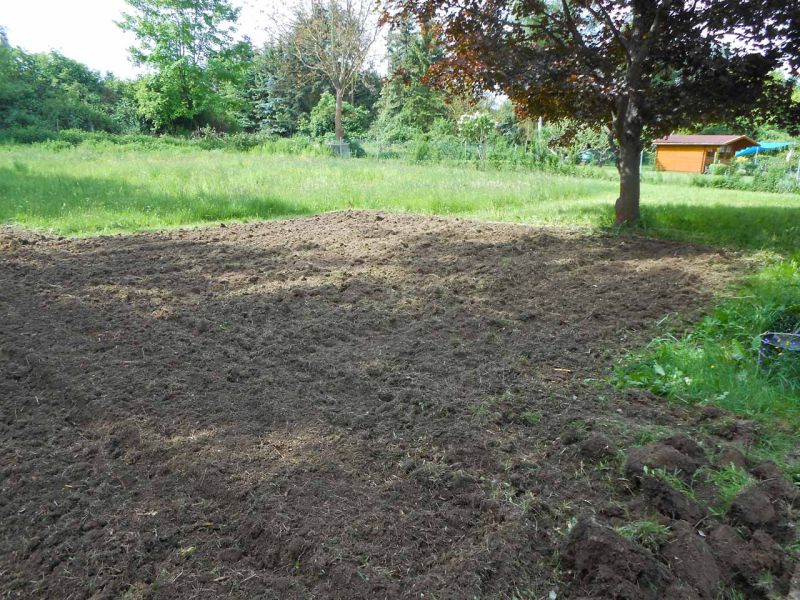 Befestigung einer Rasenfläche als Stellplatz für PKW-Anhänger mit dem Rasengitterstein RGS35