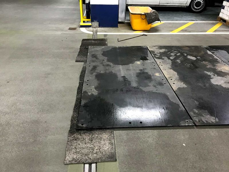 s:tek Bodenschutzplatten zum Schutz des Fahrbahnbelag einer Tiefgarage in Frankfurt für einen Maschinenumzug