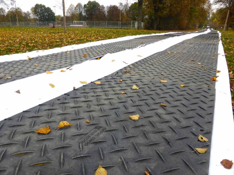 Fahrplatten als mobile Baustraße im Rohrleitungsbau in Giessen