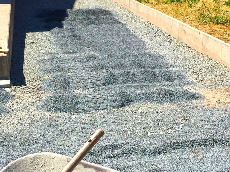 Begrünte Hofeinfahrt & Wohnwagen Stellplatz mit dem Bodengitter BG50 stabilisieren