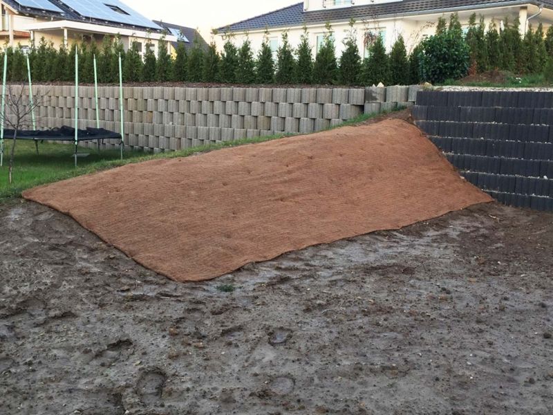 Leichtes Gefälle stabilisieren und vor Erosion schützen mit der Böschungsmatte Kokos BMK350