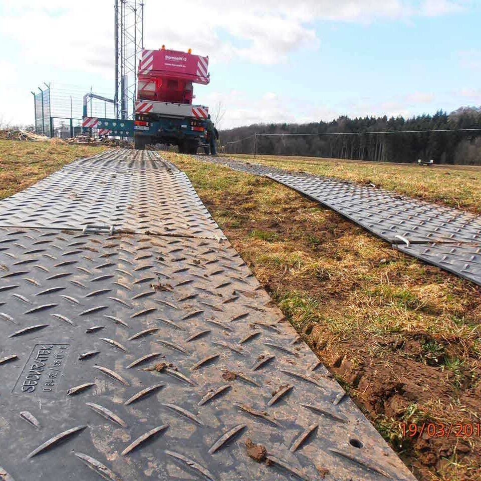 s:tek Hochleistungs-Bodenschutzplatte als temporäre Zuwegung zur Wartung eines Sendemast / Funkmast