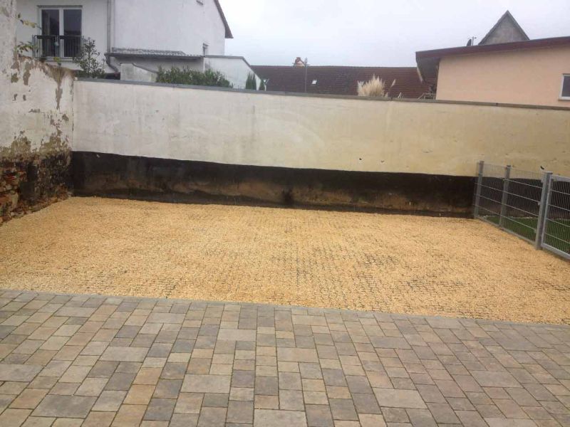 Befestigung einer Kiesfläche als Stellplatz für Auto und Anhänger mit dem Bodengitter BG50