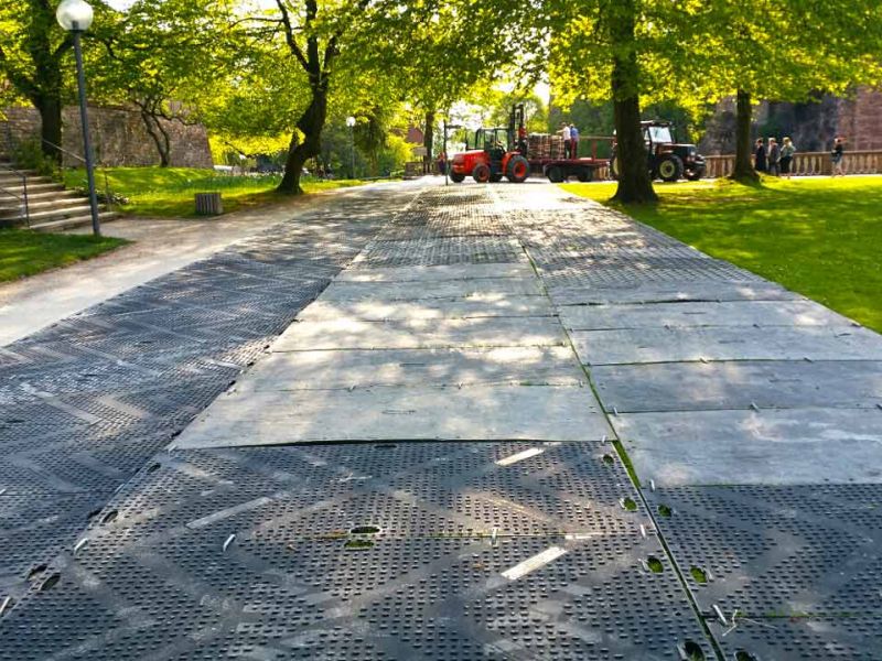 Fahrplatten zum Schutz des Rasen im Schlosspark Heidelberg für ein Event