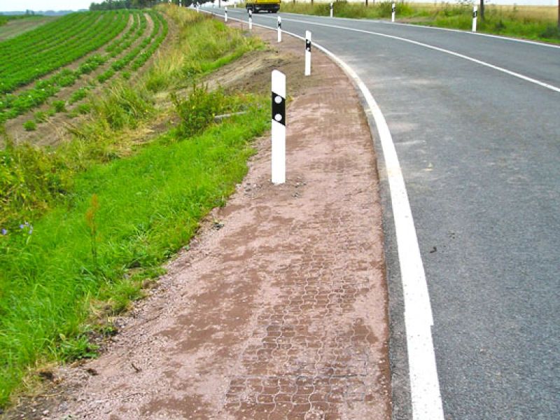 Befestigung eines Seitenstreifens einer Straße mit dem Bodengitter BG50