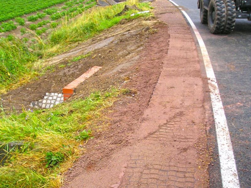 Befestigung eines Seitenstreifens einer Straße mit dem Bodengitter BG50