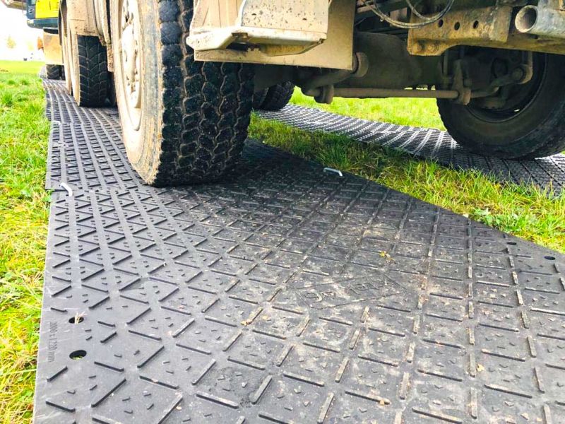 x:tek Hochleistungs Fahrplatten aus Kunststoff als Fahrbahnplatten bzw. Überfahrplatten als Rasenschutz bzw Flächenschutz für den Baustellenverkehr auf einer Wiese
