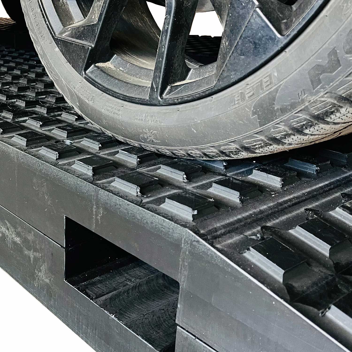 Lange Auffahrrampe massiv Detail