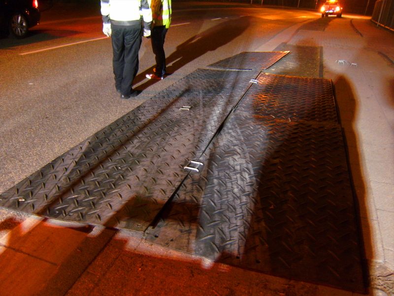 s:tek Bodenschutzplatten, MaxiTrack Schwerlast Fahrplatte und x:tek Fahrplatten aus Kunststoff für Begleitfahrzeuge im Schwertransport