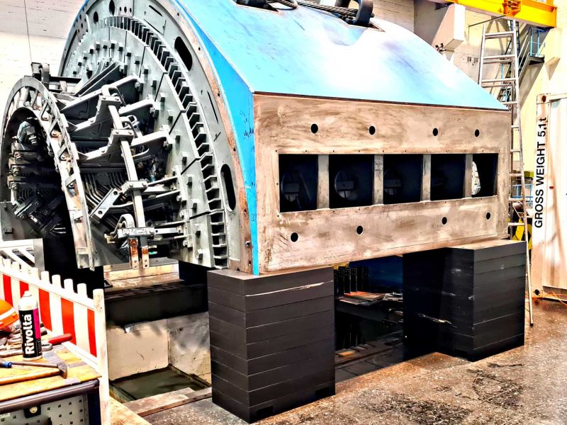 Auf gestapelten Schwerlast-Stützblöcken ist ein Generatorbauteil abgelegt