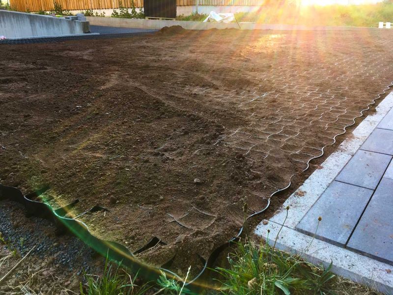 Begrünte Hofeinfahrt & Wohnwagen Stellplatz mit dem Bodengitter BG50 stabilisieren